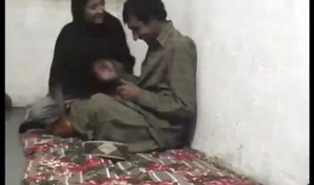 بیدمشک خانم بالغ ، مشتش را به فلم های سکسی خارجی بیدمشکش فرو کرد