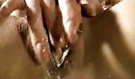 دختر جوان را لگد می زند و او را روی فیلم های سکسی خارجی قدیمی دوربین شلیک می کند