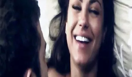 کوتی در حالی که برای دوربین عکاسی می کند ، دوست دانلود فیلم های خارجی سکسی خود را به طرز ماهرانه ای مکیده است.