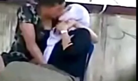 سبزه زرق و برق دار خدمات جنس زیبایی را به مشتری فيلم هاي سكسي خارجي ارائه می دهد