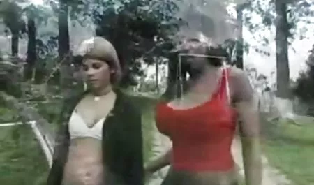 در تخته پشتی فریب خورده در شورت به فيلم سكسي داستاني خارجي یک شلخته برنزه شیرجه زد