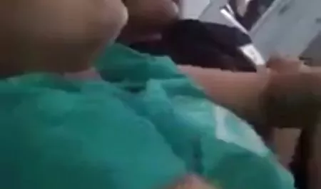 در سالن بدنسازی دختر با مربی خود در حال خواب است. دانلود فیلم و کلیپ سکسی خارجی