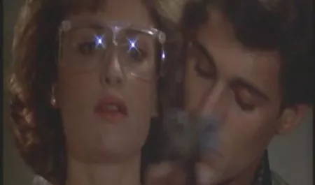 پریور به سايت فيلم هاي سكسي رابطه جنسی دختر با دیگری نگاه می کند